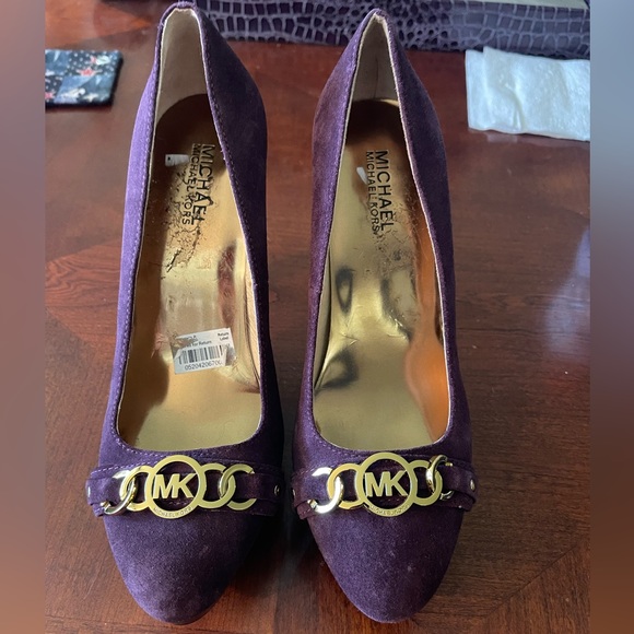 Michael Kors Purple, Black Suede Badass platform Gold MK pumps in size 7.5. - Picture 3 of 11